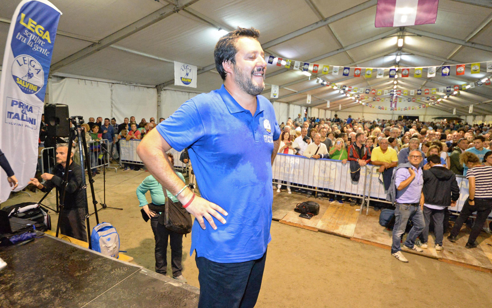 «Πρωτόγνωρη βρωμιά η Ε.Ε.», λέει ο Σαλβίνι-1