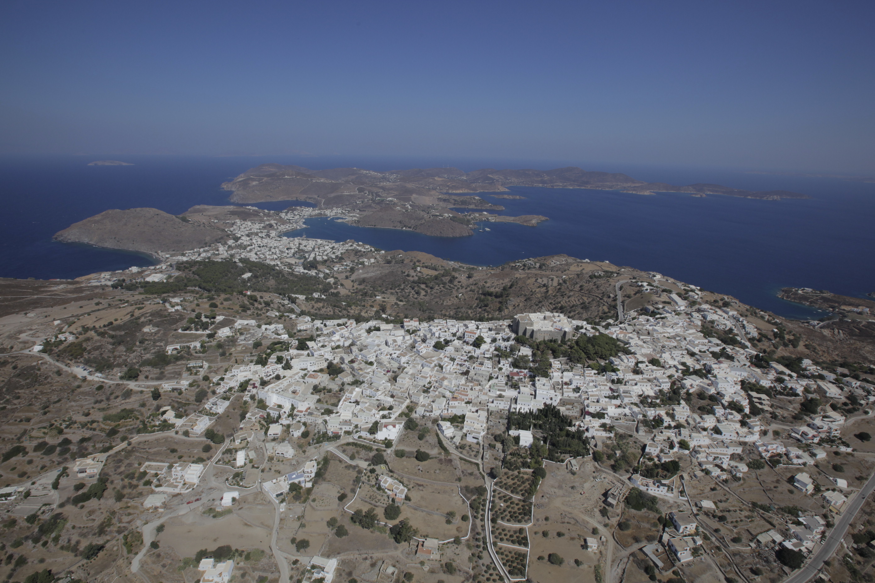 Ενα βιβλίο για την Πάτμο από ψηλά, όπως θα την έβλεπε ένα γλαροπούλι-1