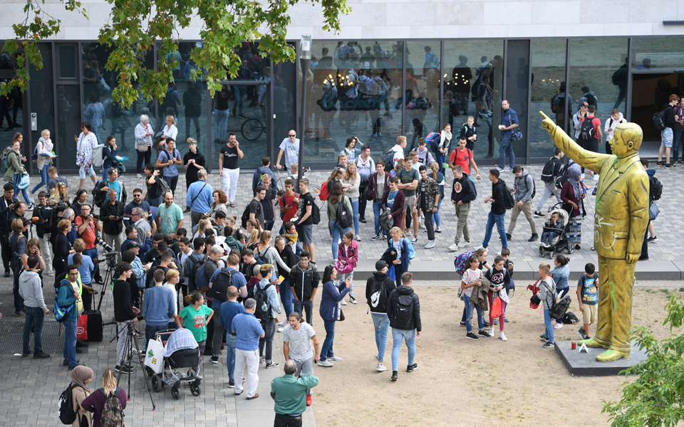 Ως άλλος Σαντάμ σε άγαλμα έκθεσης ο Ταγίπ Ερντογάν-1
