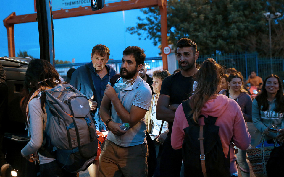 Φωτιά στο πλοίο «Ελ. Βενιζέλος» – Ολονύχτιο θρίλερ για εκατοντάδες επιβάτες (φωτογραφίες-βίντεο)-9