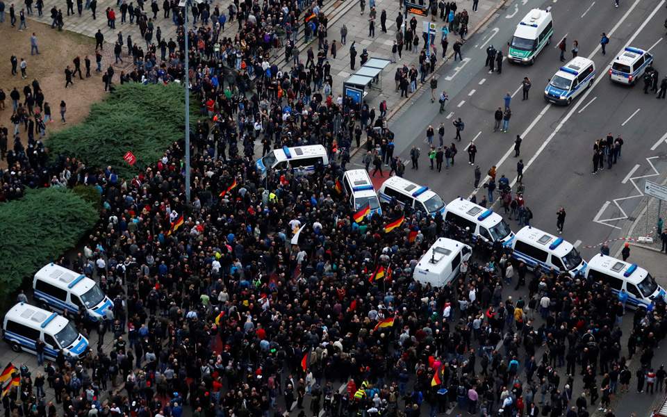 Γερμανία: 18 τραυματίες στη διαδήλωση ακροδεξιών στο Κέμνιτς (Φωτογραφίες)-1