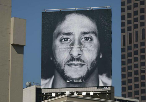 It’s Viral! Στην Αμερική του Trump καταστρέφουν ρούχα και παπούτσια της Nike-2