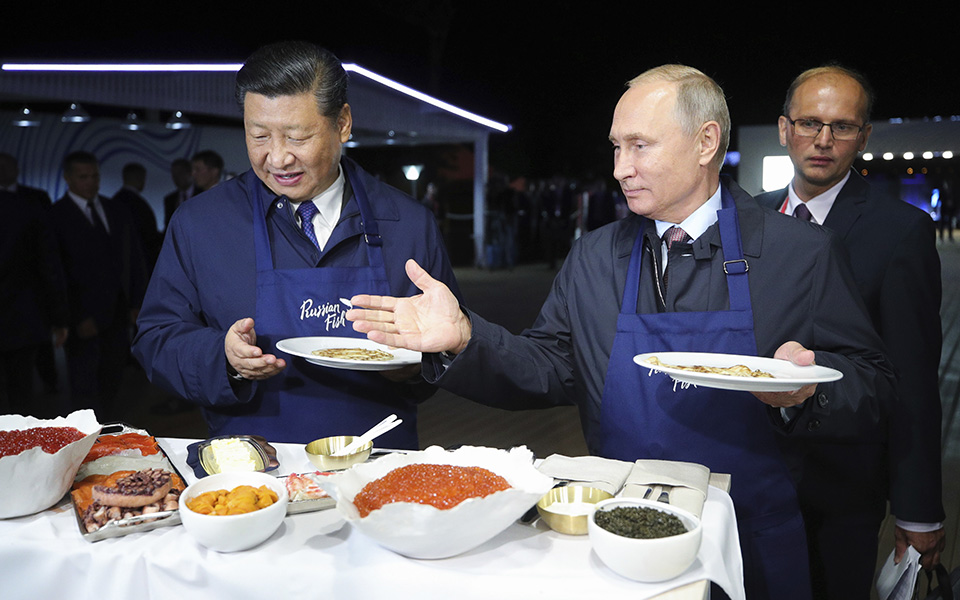 Ο Πούτιν μαγείρεψε τηγανίτες με τον Κινέζο πρόεδρο -Ηπιαν και βότκα (φωτογραφίες-βίντεο)-1