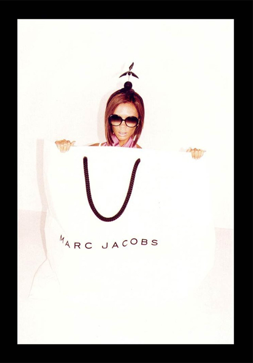 Τι γυρεύει πάλι η Victoria Beckham μέσα σε μια σακούλα;-1