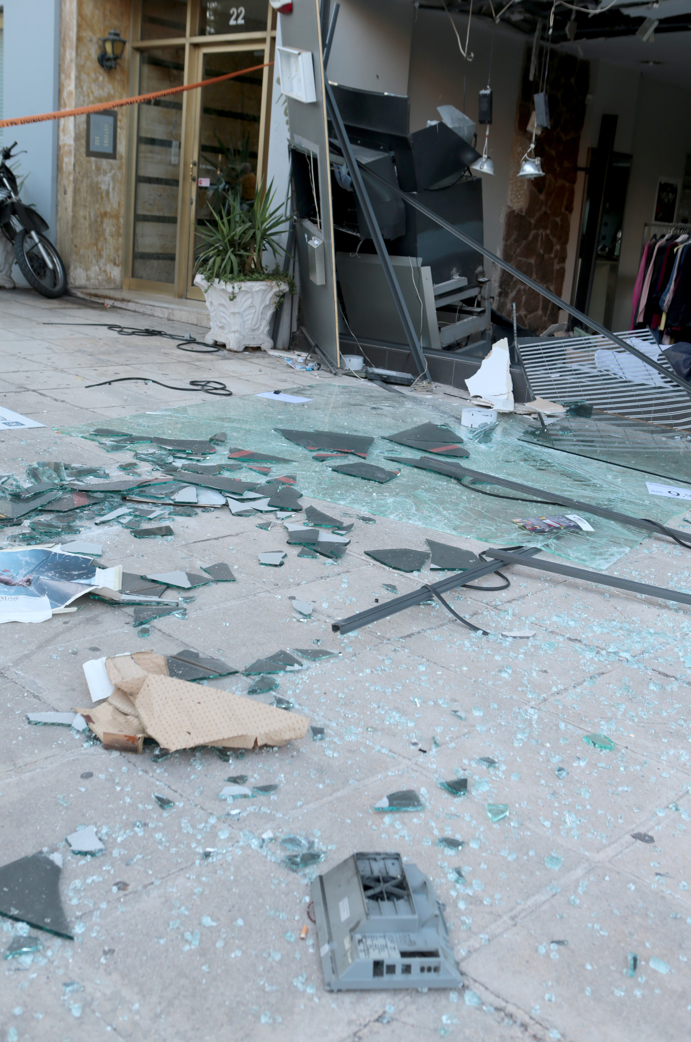 Ανατίναξαν ΑΤΜ σε Βύρωνα και Αγιο Στέφανο (φωτογραφίες)-2