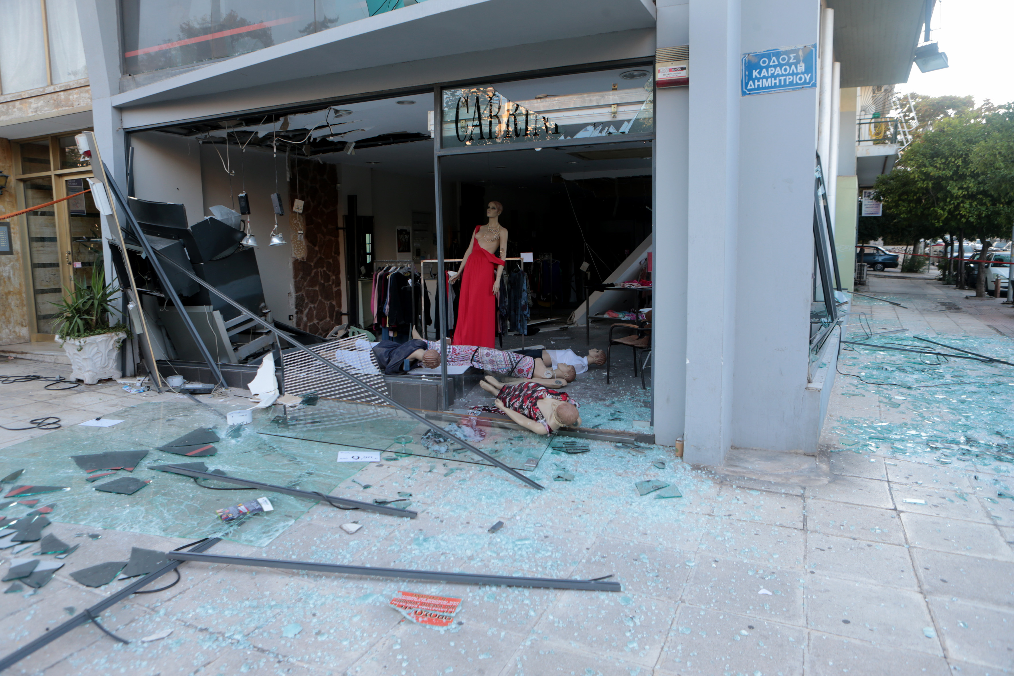 Ανατίναξαν ΑΤΜ σε Βύρωνα και Αγιο Στέφανο (φωτογραφίες)-3