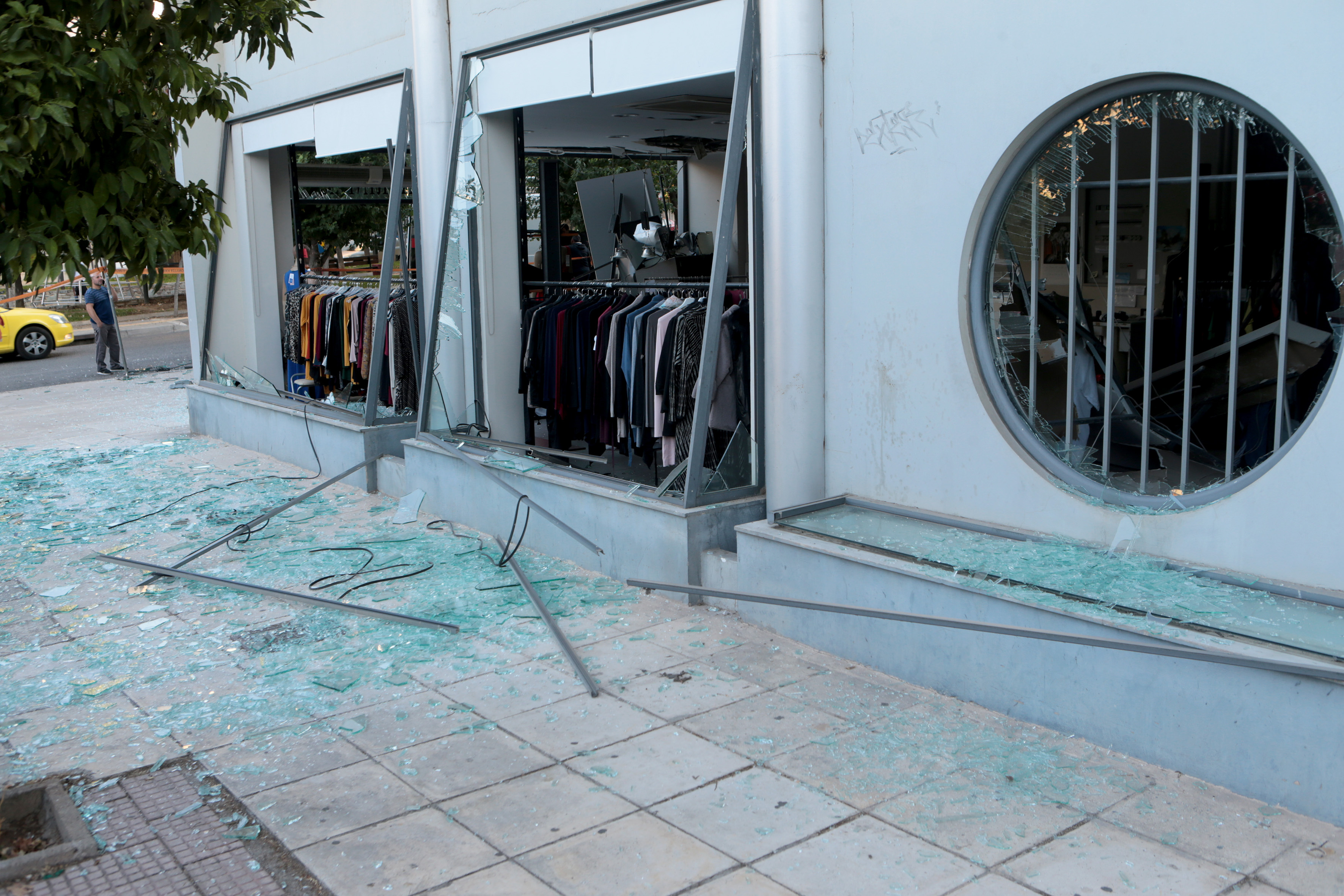 Ανατίναξαν ΑΤΜ σε Βύρωνα και Αγιο Στέφανο (φωτογραφίες)-1