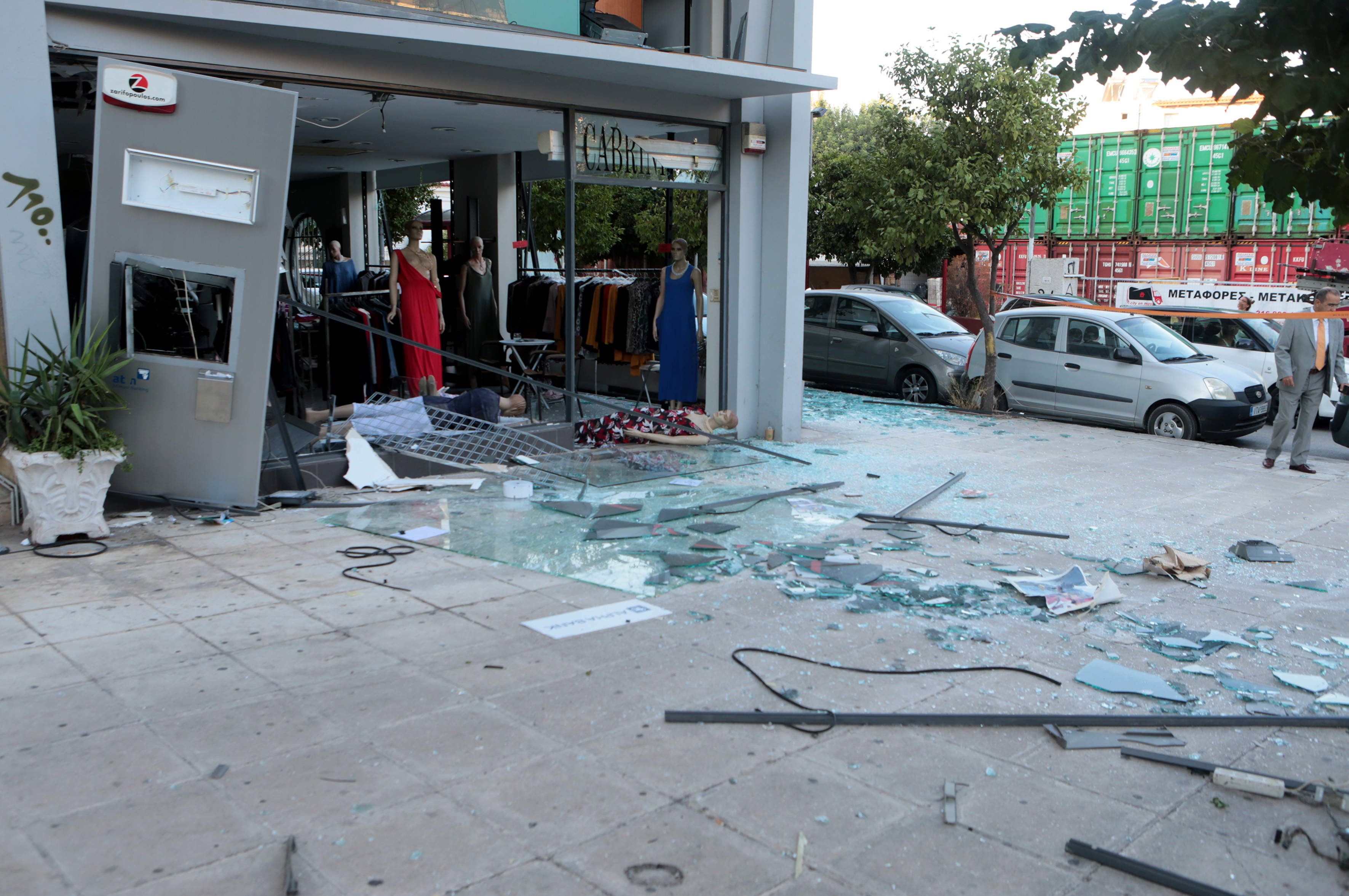 Ανατίναξαν ΑΤΜ σε Βύρωνα και Αγιο Στέφανο (φωτογραφίες)-4