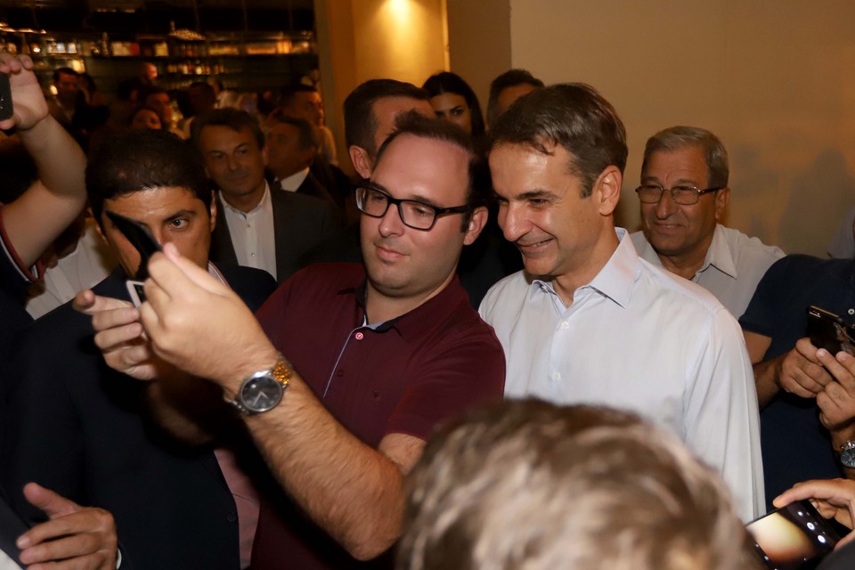 Ο Κυριάκος Μητσοτάκης έκανε βόλτα στη Θεσσαλονίκη -Μίλησε με νέους, φωτογραφήθηκαν-3