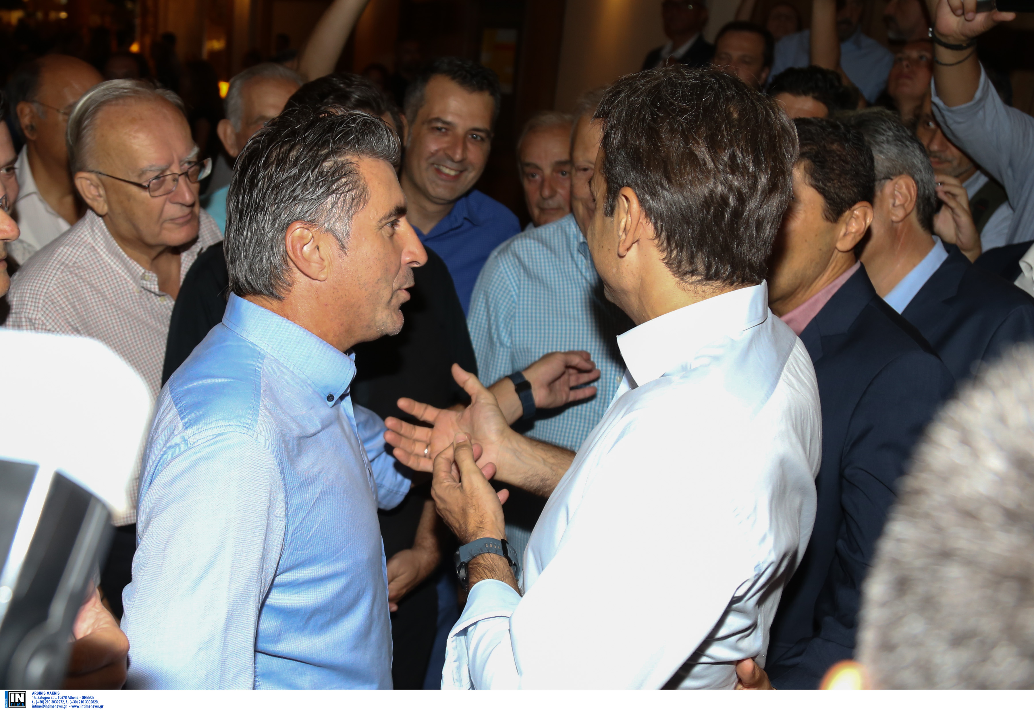 Ο Κυριάκος Μητσοτάκης έκανε βόλτα στη Θεσσαλονίκη -Μίλησε με νέους, φωτογραφήθηκαν-2