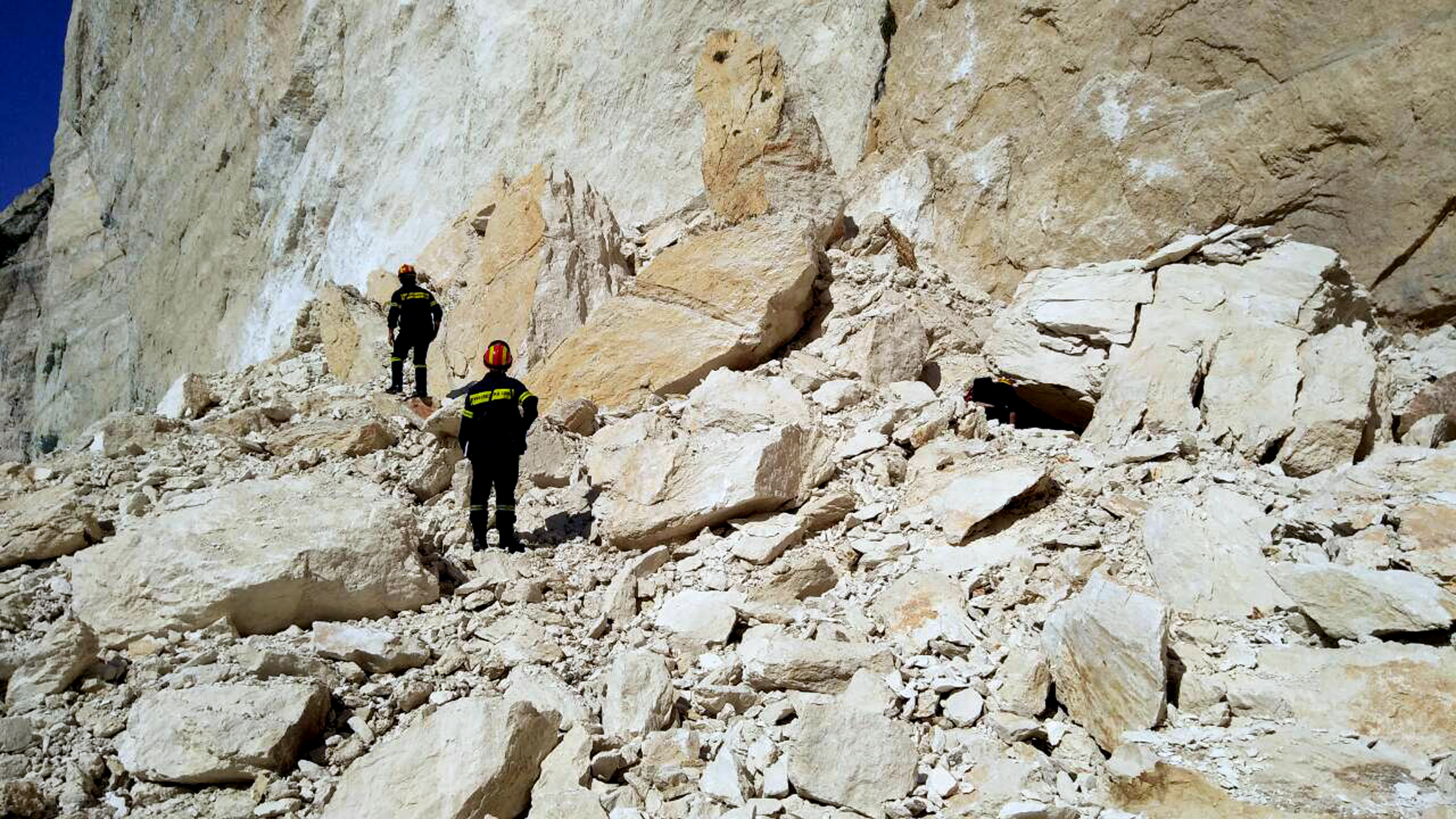 Μαρτυρίες μετά την κατολίσθηση στη Ζάκυνθο: «Επεφταν κομμάτια βράχων σε τρία στάδια»-2