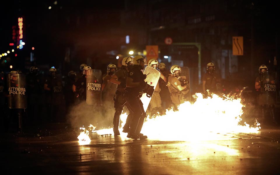 Επεισόδια σε Πειραιά – Θεσσαλονίκη και Αγρίνιο μετά τις πορείες για τον Παύλο Φύσσα (φωτογραφίες-βίντεο)-1