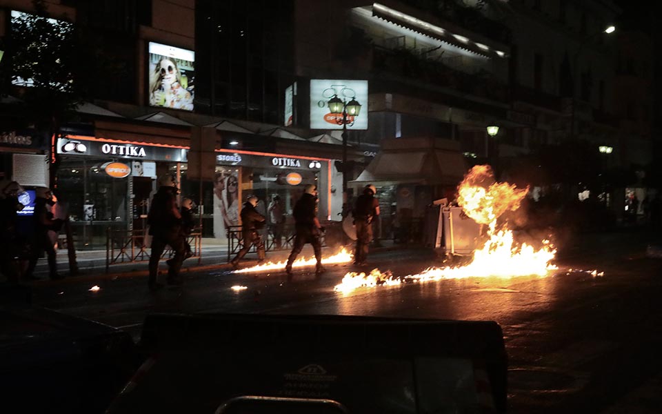 Επεισόδια σε Πειραιά – Θεσσαλονίκη και Αγρίνιο μετά τις πορείες για τον Παύλο Φύσσα (φωτογραφίες-βίντεο)-2