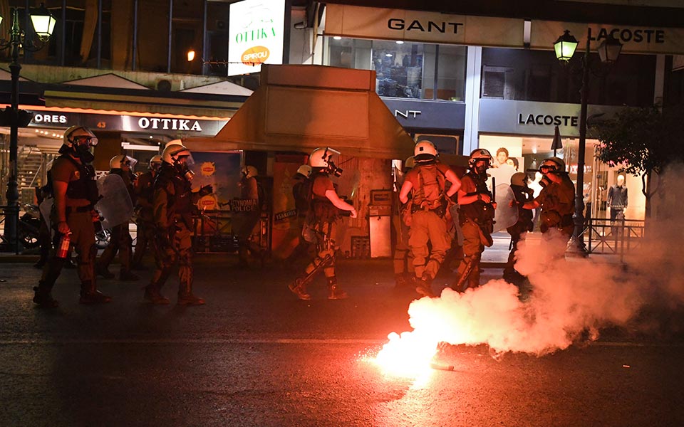 Επεισόδια σε Πειραιά – Θεσσαλονίκη και Αγρίνιο μετά τις πορείες για τον Παύλο Φύσσα (φωτογραφίες-βίντεο)-3