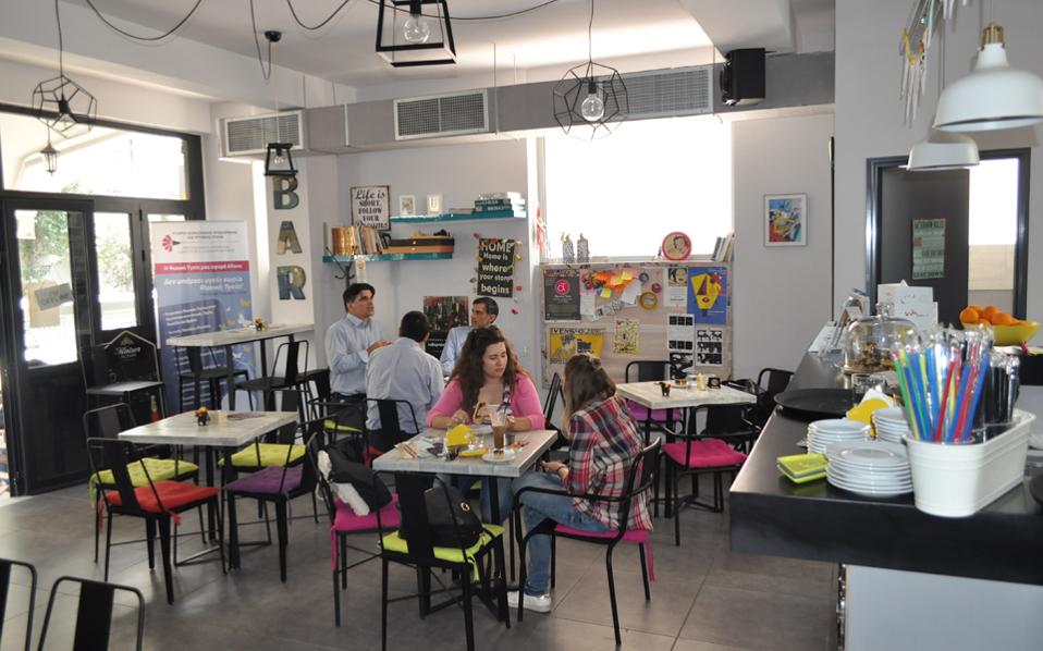 Το θετικό πείραμα στο καφενείο «Διαδρομές» με εργαζόμενους πάσχοντες-1