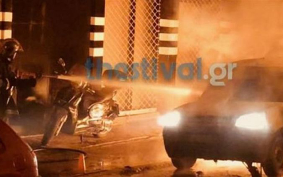 Φωτιά σε τρία ΙΧ στην παλιά λαχαναγορά Θεσσαλονίκης-1