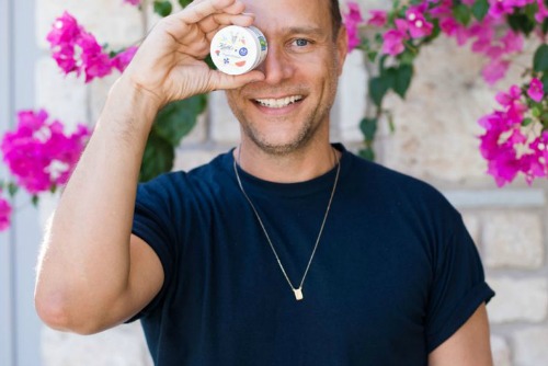 Η Kiehl’s έχει γενέθλια και ”ντύνεται” από Έλληνα designer!-1