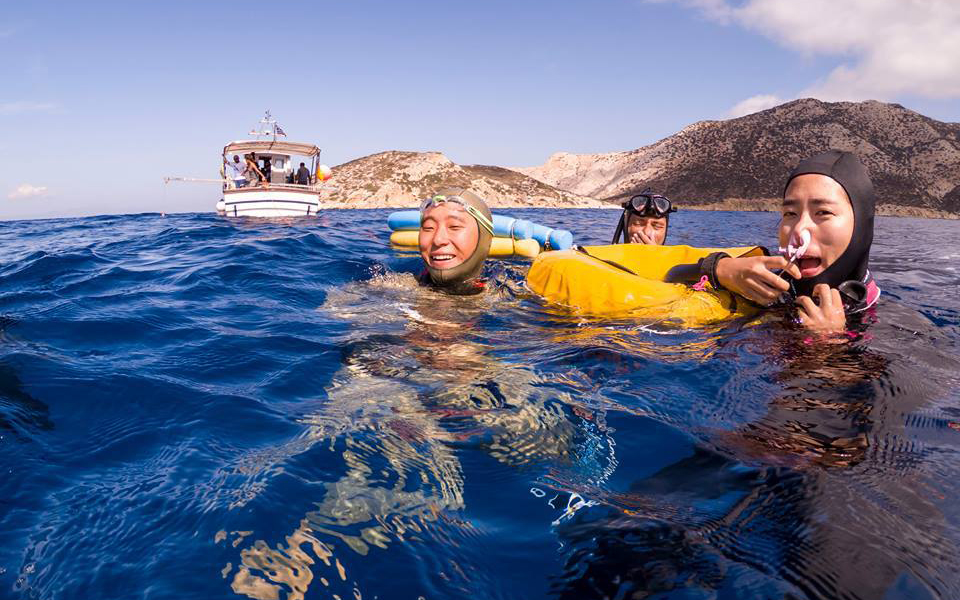 Η Αμοργός υποδέχεται ξανά τους απνεϊστές στο απέραντο γαλάζιο της-2