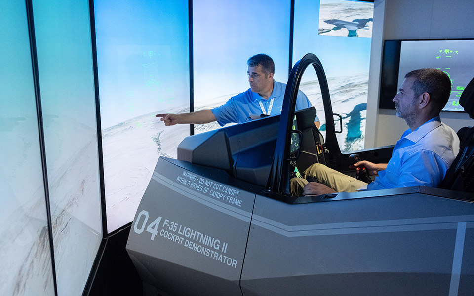 Στο πιλοτήριο του συναρπαστικού F-35-1