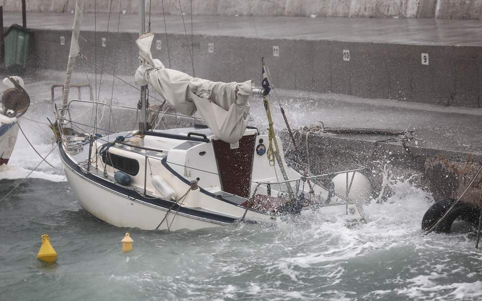 Εκατοντάδες κλήσεις στην Πυροσβεστική, διακοπές ρεύματος και κλειστά σχολεία λόγω της κακοκαιρίας «Ξενοφών» (φωτογραφίες)-1