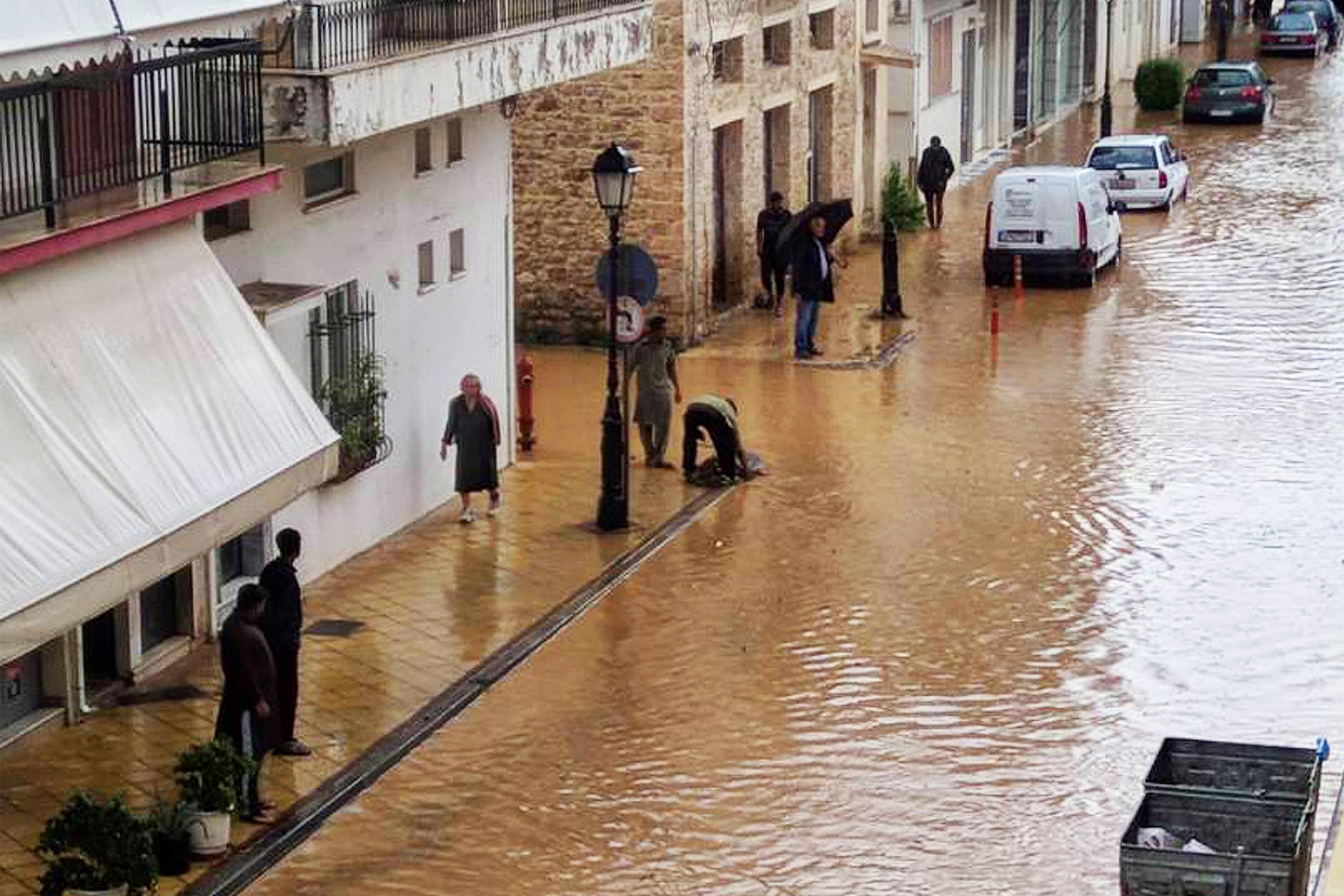 Τέσσερις αγνοούμενοι από το πέρασμα του κυκλώνα – Εξασθενεί το φαινόμενο (Φωτογραφίες – βίντεο)-5