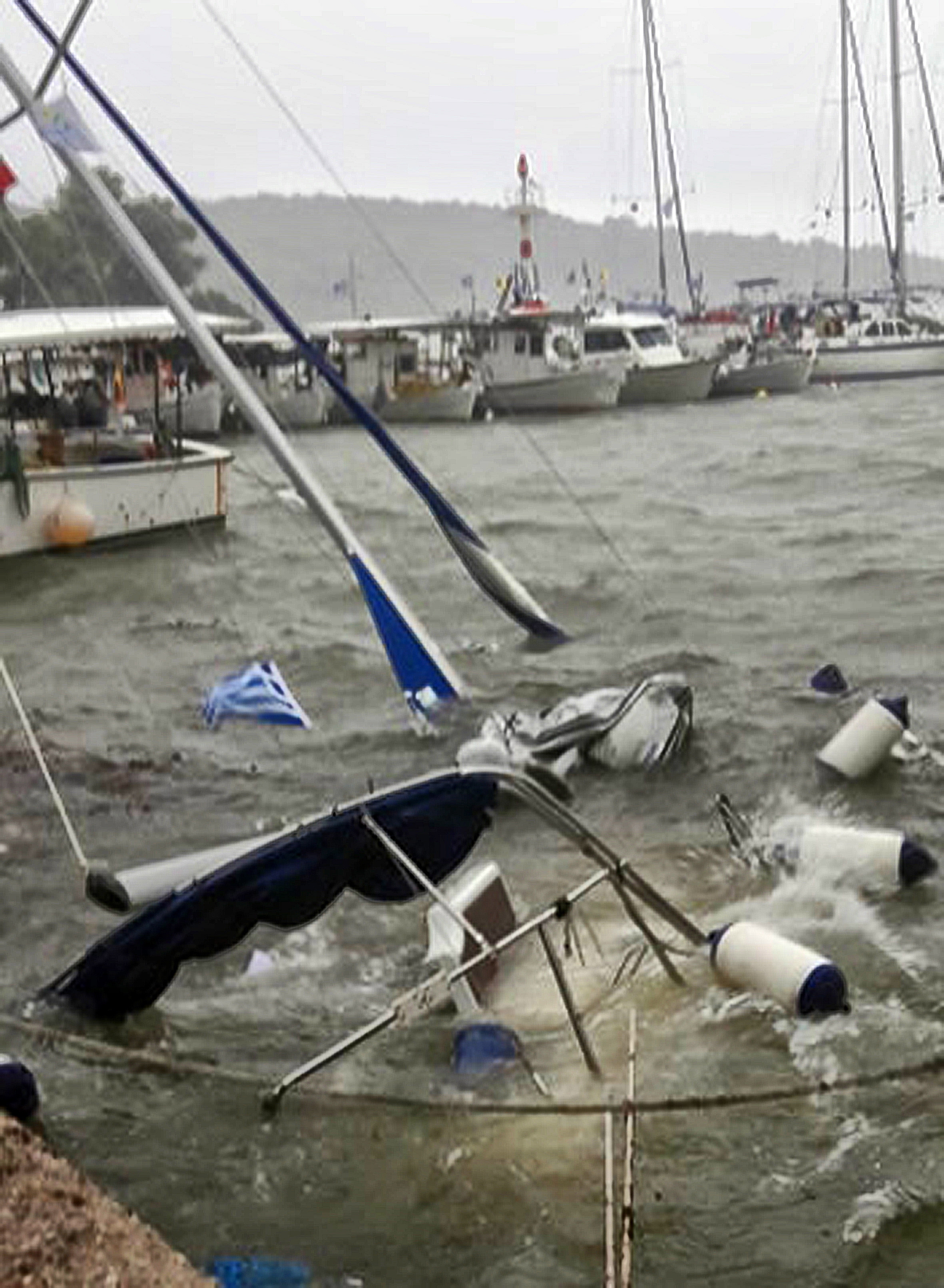 Τέσσερις αγνοούμενοι από το πέρασμα του κυκλώνα – Εξασθενεί το φαινόμενο (Φωτογραφίες – βίντεο)-10