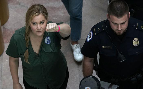 Emily Ratajkowski και Amy Schumer στο κρατητήριο γιατί διαδήλωναν κατά του Κάβανο-1