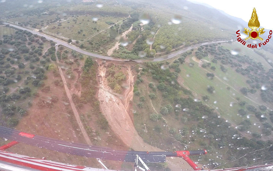 Ιταλία: Κατέρρευσε μέρος γέφυρας στο Κάλιαρι – Αγνοείται μία 60χρονη γυναίκα (φωτογραφίες)-1