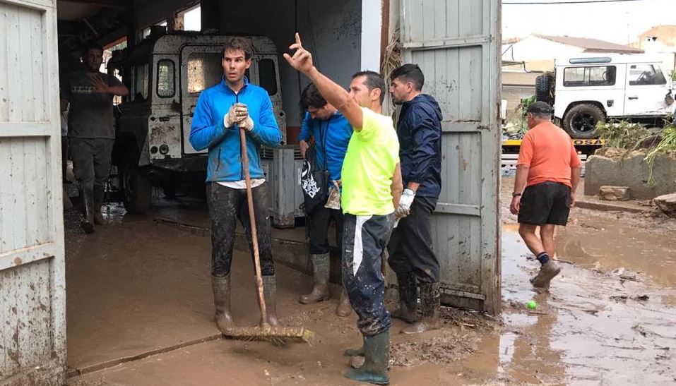 Ο Ραφαέλ Ναδάλ με γαλότσες και σκούπα στις πληγείσες από τις πλημμύρες περιοχές της Μαγιόρκα (φωτογραφίες – βίντεο)-1