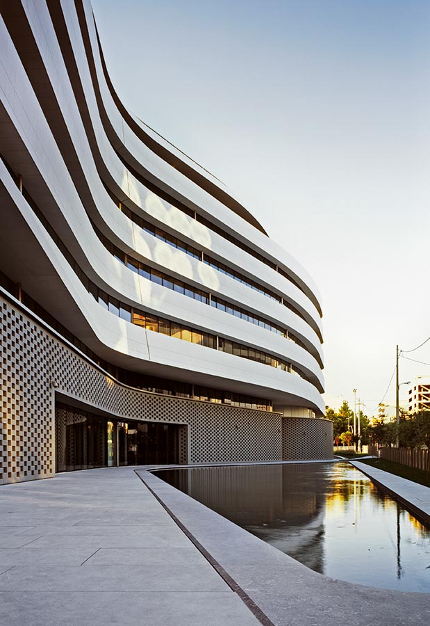 Το φωτεινό «καράβι» της Αθήνας-5