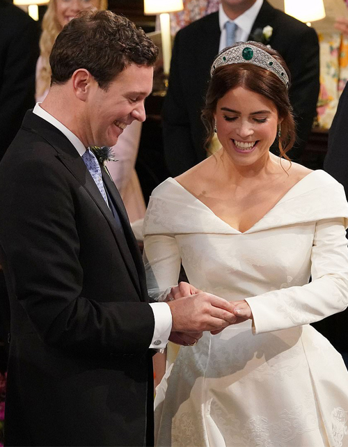 Η πριγκίπισσα Ευγενία ήθελε να στείλει ένα όμορφο μήνυμα με το νυφικό της!-3