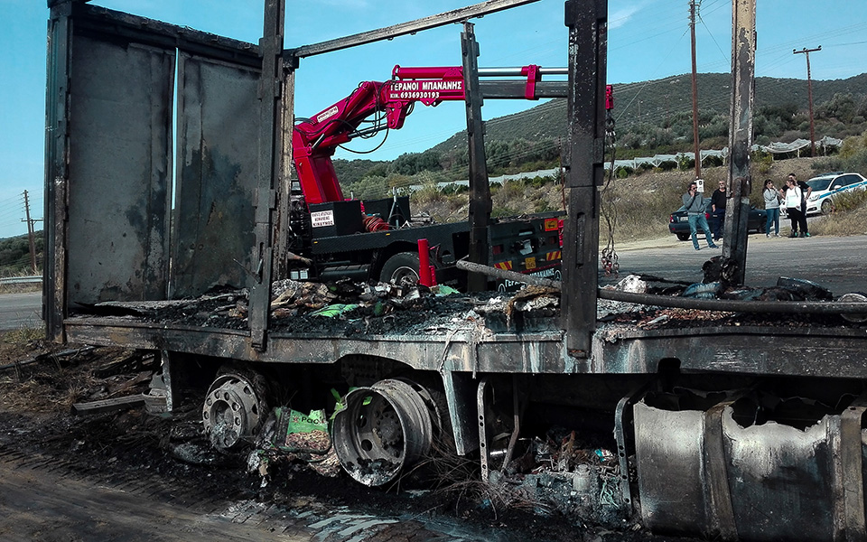 Καβάλα: Απανθρακώθηκαν 11 μετανάστες σε τροχαίο – Σε υπόθεση διακίνησης αλλοδαπών εμπλέκεται το όχημα (φωτογραφίες)-1