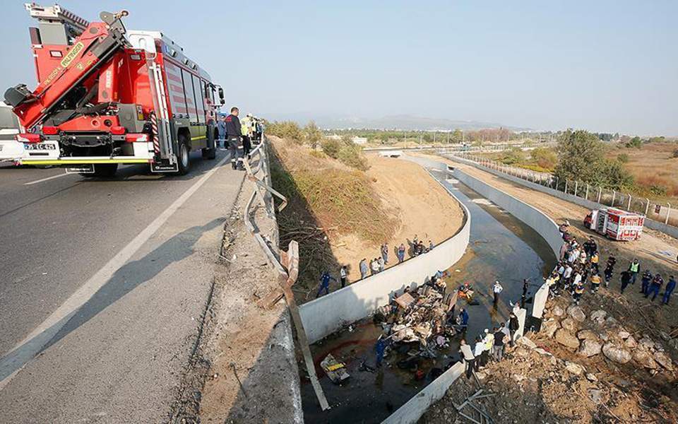 Τουλάχιστον 22 μετανάστες νεκροί σε τροχαίο στη Σμύρνη – Φορτηγό έπεσε σε κανάλι (φωτογραφίες-βίντεο)-1