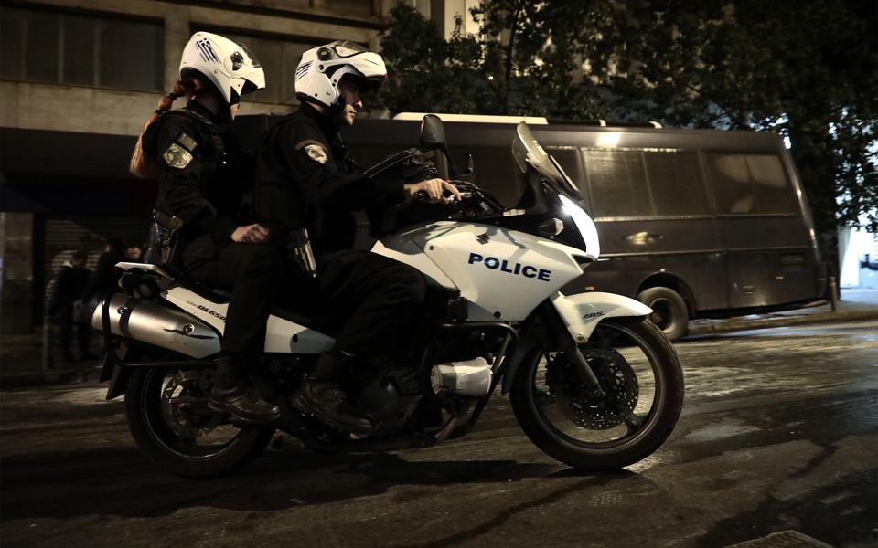 Επίθεση με 40 μολότοφ στο ΑΤ Ομόνοιας-Τέσσερις αστυνομικοί τραυματίες (φωτογραφίες)-4
