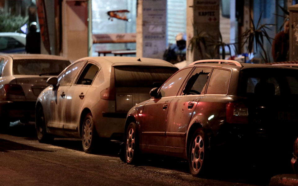 Επίθεση με 40 μολότοφ στο ΑΤ Ομόνοιας-Τέσσερις αστυνομικοί τραυματίες (φωτογραφίες)-7