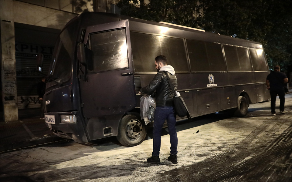 Επίθεση με 40 μολότοφ στο ΑΤ Ομόνοιας-Τέσσερις αστυνομικοί τραυματίες (φωτογραφίες)-6