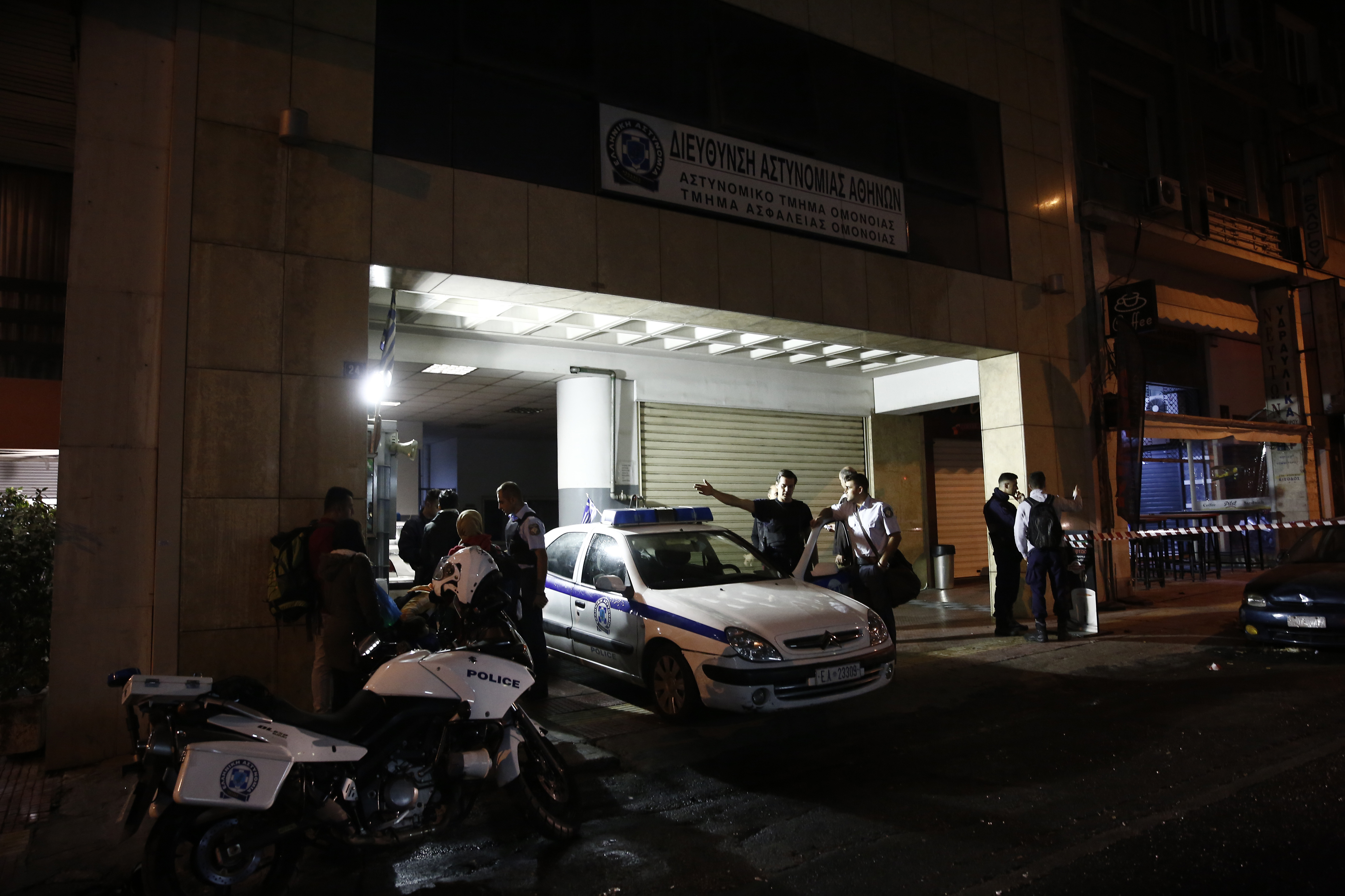Επίθεση με 40 μολότοφ στο ΑΤ Ομόνοιας-Τέσσερις αστυνομικοί τραυματίες (φωτογραφίες)-1
