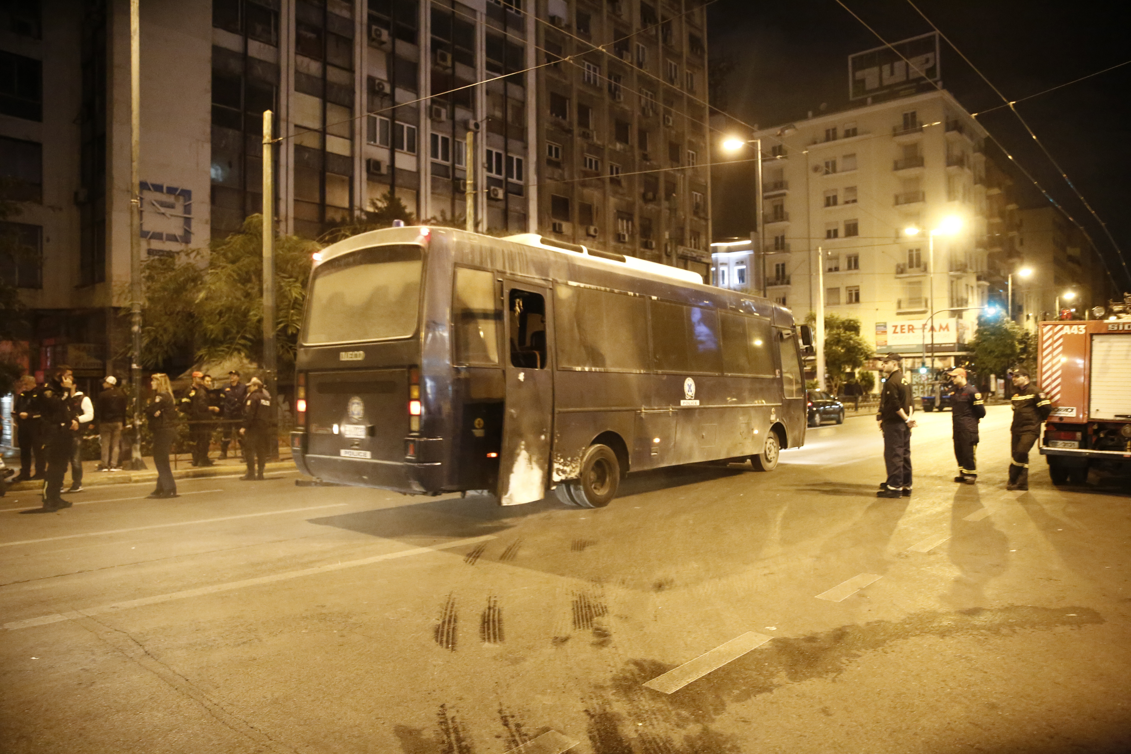 Επίθεση με 40 μολότοφ στο ΑΤ Ομόνοιας-Τέσσερις αστυνομικοί τραυματίες (φωτογραφίες)-3