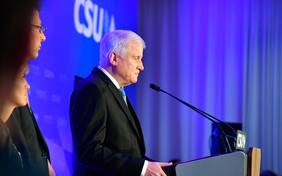 Γερμανικός Τύπος: Η ήττα CSU – SPD στη Βαυαρία «μπορεί να σημάνει το τέλος της Μέρκελ»-1