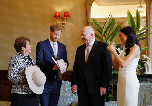 Tα πρώτα δώρα για το βασιλικό μωρό και η αντίδραση της Meghan!-1