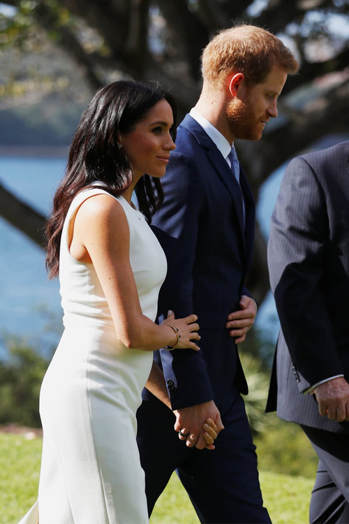 Το όμορφο μήνυμα πίσω από το λευκό φόρεμα της Meghan και τα κοσμήματα της Diana-1