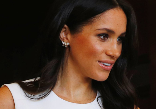 Το όμορφο μήνυμα πίσω από το λευκό φόρεμα της Meghan και τα κοσμήματα της Diana-5