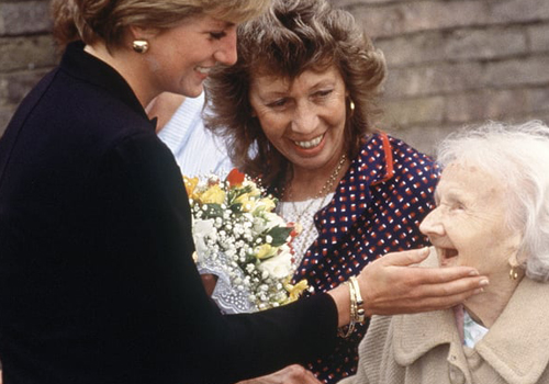 Το όμορφο μήνυμα πίσω από το λευκό φόρεμα της Meghan και τα κοσμήματα της Diana-6