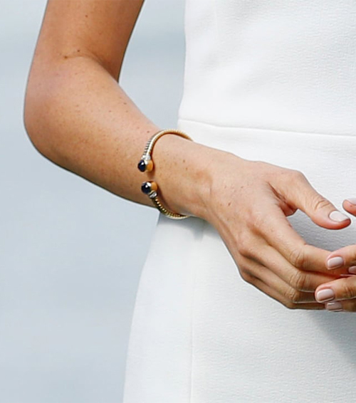 Το όμορφο μήνυμα πίσω από το λευκό φόρεμα της Meghan και τα κοσμήματα της Diana-7