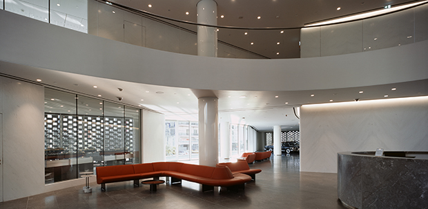 Το φωτεινό «καράβι» της Αθήνας-1