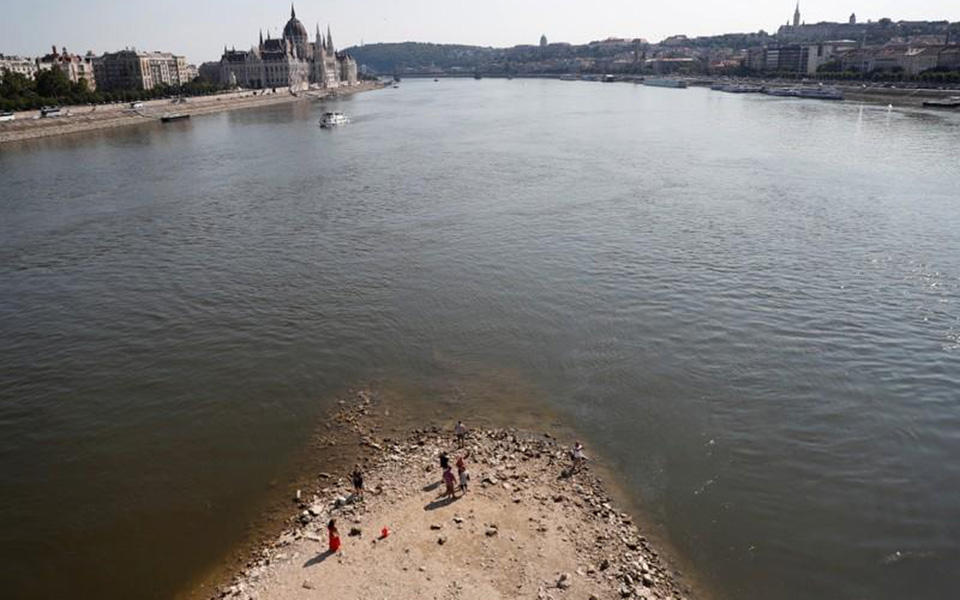 Γερμανία: Σε ιστορικό χαμηλό βρίσκεται η στάθμη του ποταμού Ρήνου ελλείψει βροχής-1