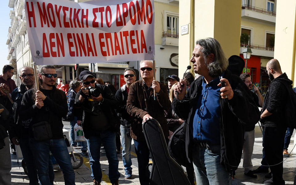 Ο Manu Chao στο πλευρό των μουσικών του δρόμου σε διαμαρτυρία στη Θεσσαλονίκη-3