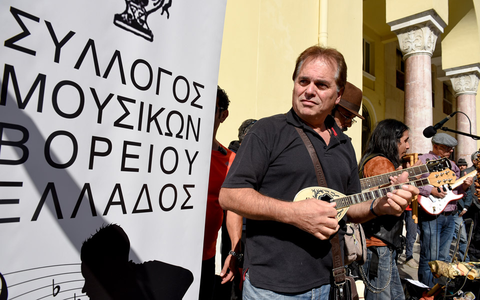 Ο Manu Chao στο πλευρό των μουσικών του δρόμου σε διαμαρτυρία στη Θεσσαλονίκη-1