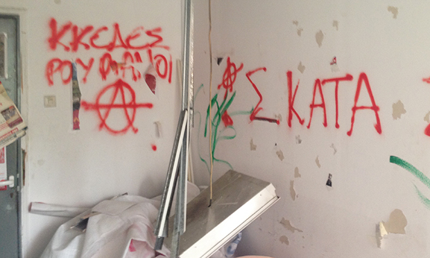 Γυαλιά-καρφιά στο Πάντειο – Κουκουλοφόροι προκάλεσαν εκτεταμένες καταστροφές-3