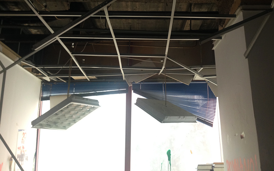 Γυαλιά-καρφιά στο Πάντειο – Κουκουλοφόροι προκάλεσαν εκτεταμένες καταστροφές-1